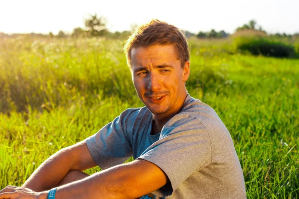 Un bel homme dans le parc. Drôle de coup — Photo