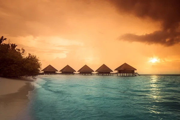 Over water bungalows met stappen in verbazingwekkend groene lagune — Stockfoto