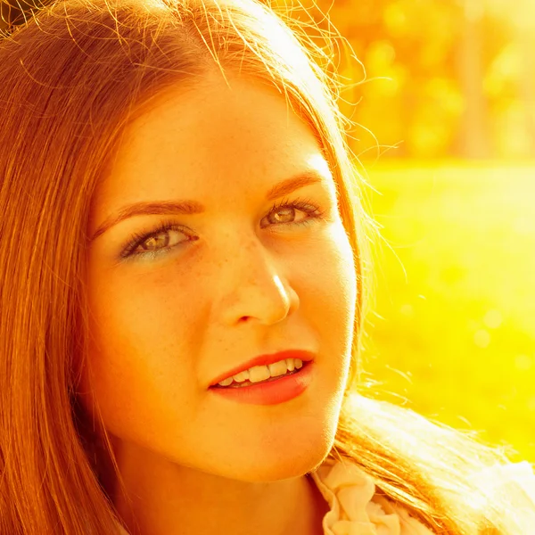 Portret van jonge mooie vrouw in park Stockfoto