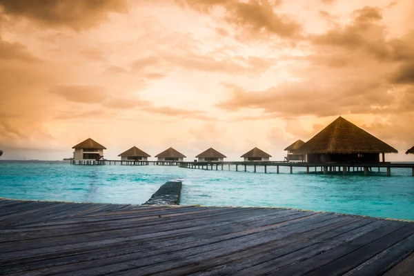 Over water bungalows met stappen in verbazingwekkend groene lagune — Stockfoto