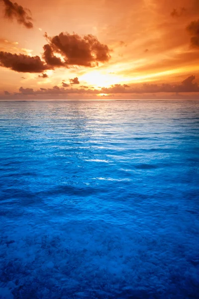 Água do mar azul tropical em Maldivas — Fotografia de Stock