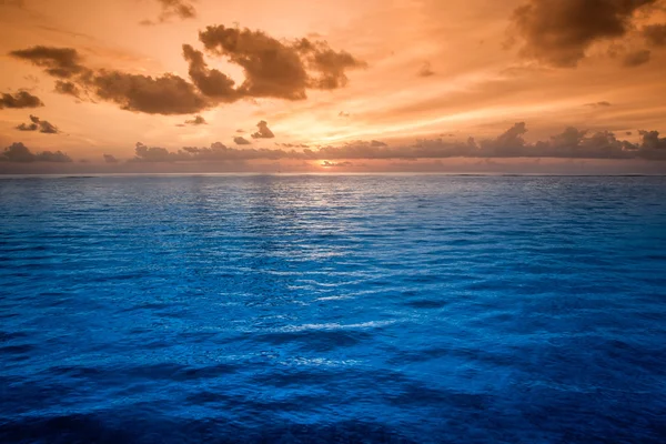 Tropické modrá mořská voda v Maledivy — Stock fotografie