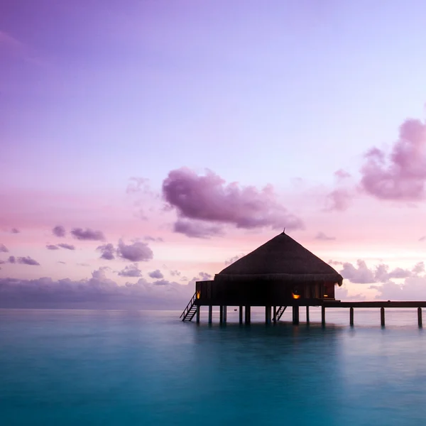 Over water bungalows met stappen in verbazingwekkend groene lagune — Stockfoto