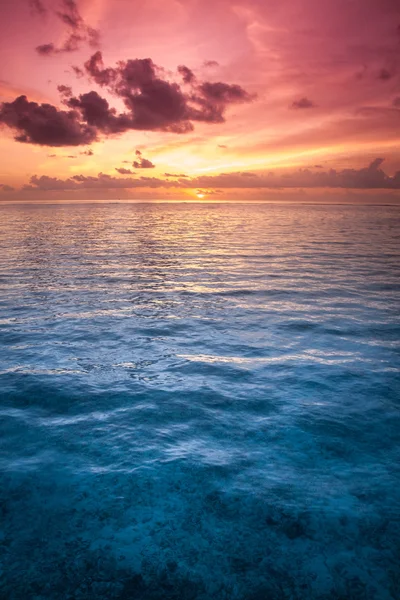 Água do mar azul tropical em Maldivas — Fotografia de Stock