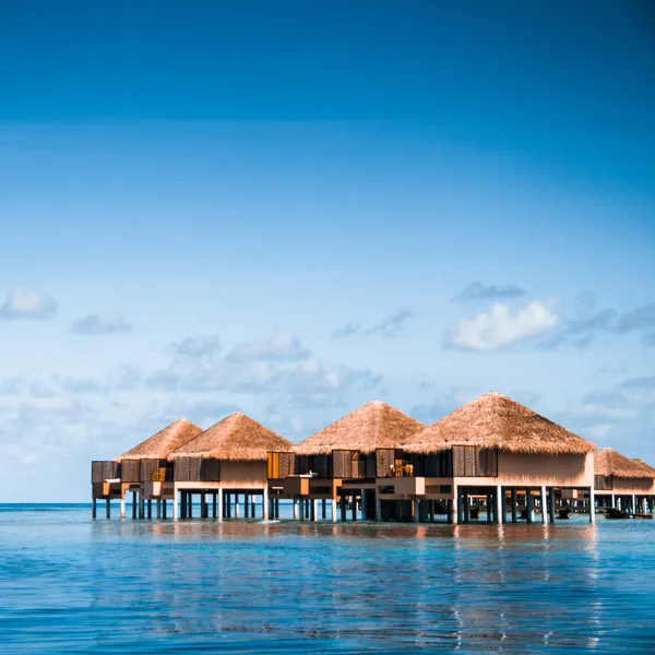 Bungalows sobre el agua con escalones hacia la increíble laguna verde — Foto de Stock