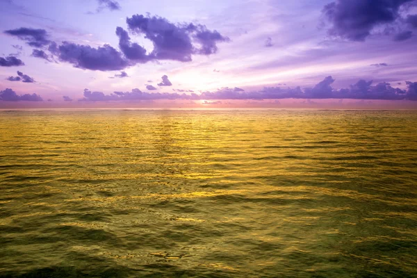 Tropické modrá mořská voda v Maledivy — Stock fotografie
