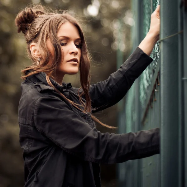 Beauté naturelle à la mode d'un visage de femme — Photo