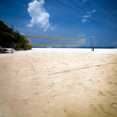 plaj voleybolu net deniz ve mavi gökyüzü arka plan ile kumlu plaj