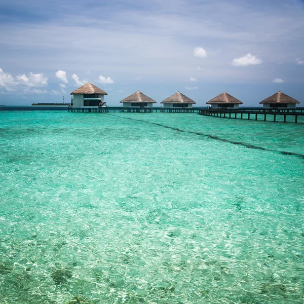 Over water bungalows met stappen in verbazingwekkend groene lagune — Stockfoto