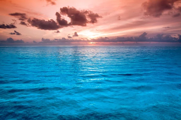 Tropical blue sea water in Maldives — Stock Photo, Image