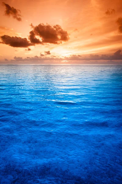 Tropical blue sea water in Maldives — Stock Photo, Image