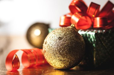 arka plan yakın çekim üzerinde kırmızı kurdele ile yeşil hediye kutusu