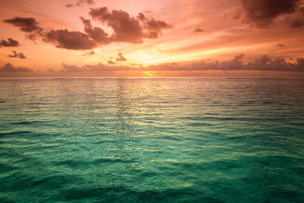 몰디브에서 열 대 푸른 바다 물 — 스톡 사진