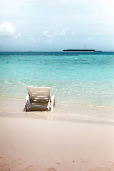 躺椅上海滩的地中海海在西班牙的巴塞罗那加泰罗尼亚 — Φωτογραφία Αρχείου