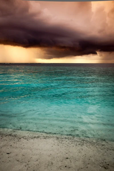 Widzenia seascape burza w Malediwy — Zdjęcie stockowe