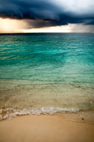 Widzenia seascape burza w Malediwy — Zdjęcie stockowe