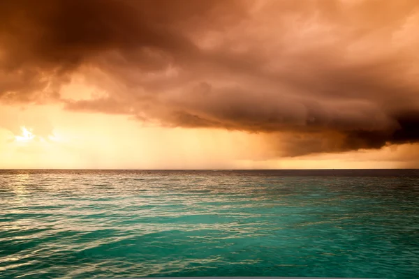 Vista da tempestade em Maldivas — Fotografia de Stock