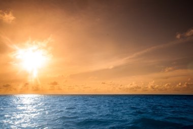 tropikal mavi deniz suyu Maldivler