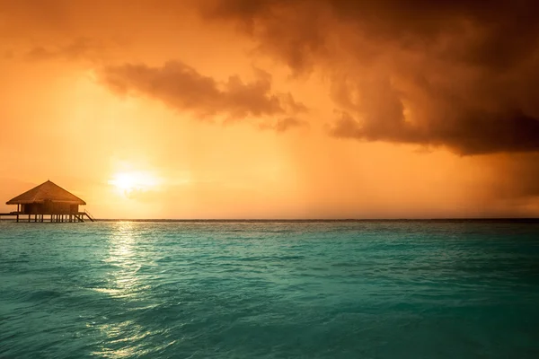 Pôr do sol na ilha das Maldivas, resort de moradias aquáticas — Fotografia de Stock