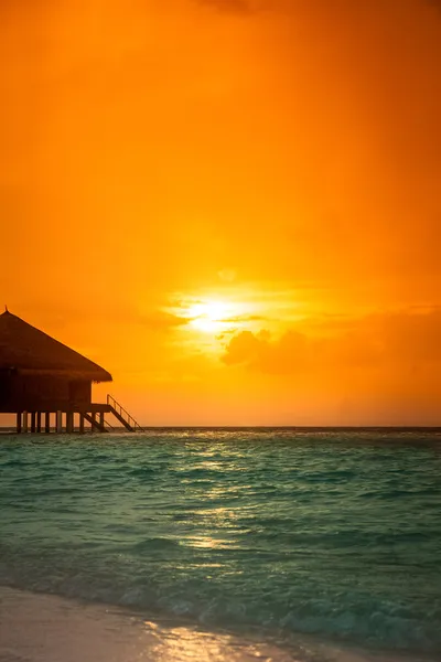 Sunset on Maldives island, water villas resort — Stock Photo, Image