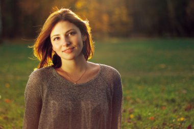 Gülümseyen güzel bir kadının portresi.