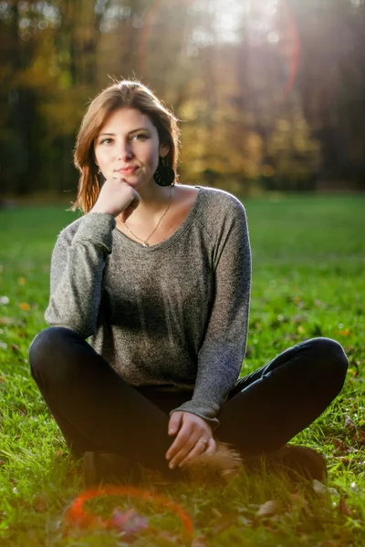 Portrait de jeune belle femme sur fond vert été nature . — Photo