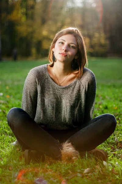 Porträtt av ung vacker kvinna på grön bakgrund sommaren natur. — Stockfoto