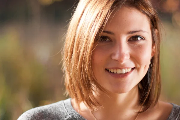 Portrait Of Young Smiling Beautiful Woman — Stock Photo, Image