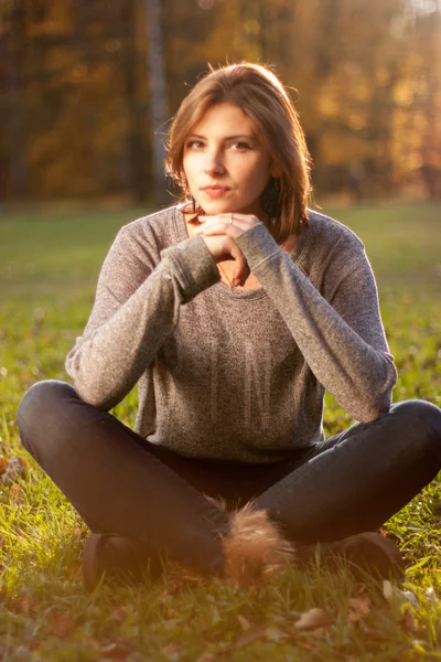 Портрет молодой красивой женщины на зеленом фоне летней природы . — стоковое фото