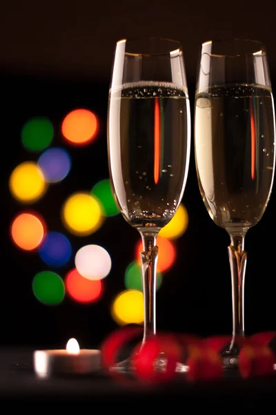 Twee glazen van champagne roosteren tegen bokeh lichten achtergrond — Stockfoto