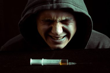 bir şırınga ve uyuşturucu bakarak depresif uyuşturucu bağımlısı Grunge görüntüsü