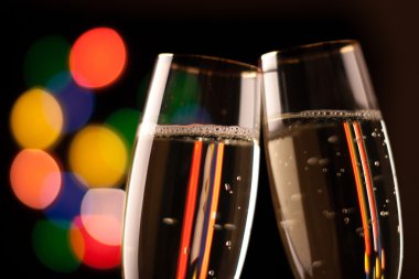 iki kadeh şampanya bokeh ışıklar arka planı toasting