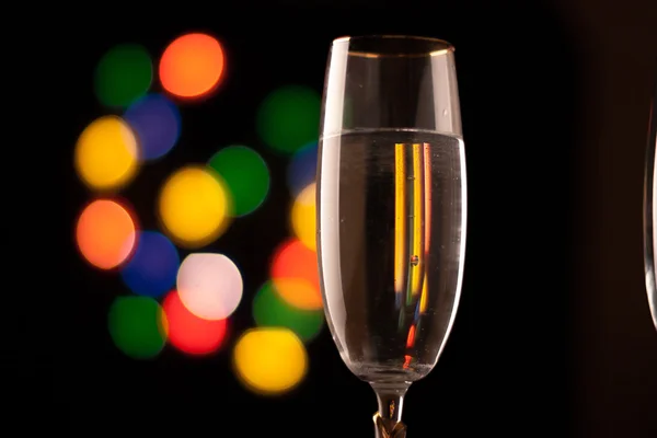 Zwei Gläser Champagner, die vor Bokeh-Lichtern anstoßen — Stockfoto