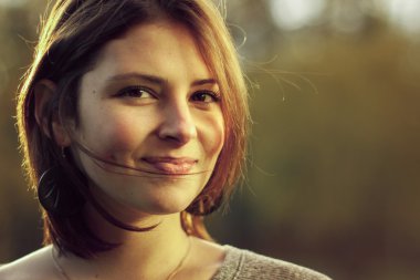 retrato de uma jovem mulher bonita sobre fundo verde