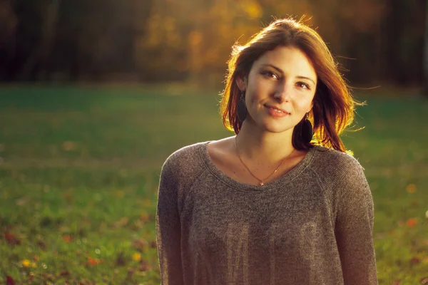 Portret van een jonge glimlachende mooie vrouw — Stockfoto