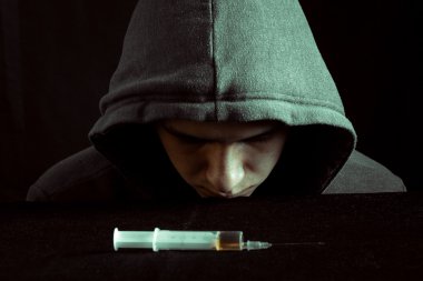 bir şırınga ve uyuşturucu bakarak depresif uyuşturucu bağımlısı Grunge görüntüsü