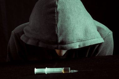 bir şırınga ve uyuşturucu bakarak depresif uyuşturucu bağımlısı Grunge görüntüsü