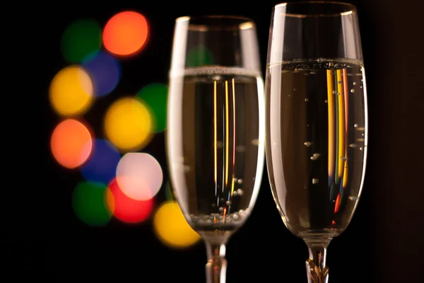 Två glas champagne rostningen mot bokeh ljus bakgrund — Stockfoto