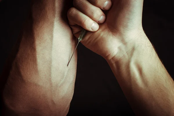 Mão com seringa de heroína. Foto de close-up . — Fotografia de Stock
