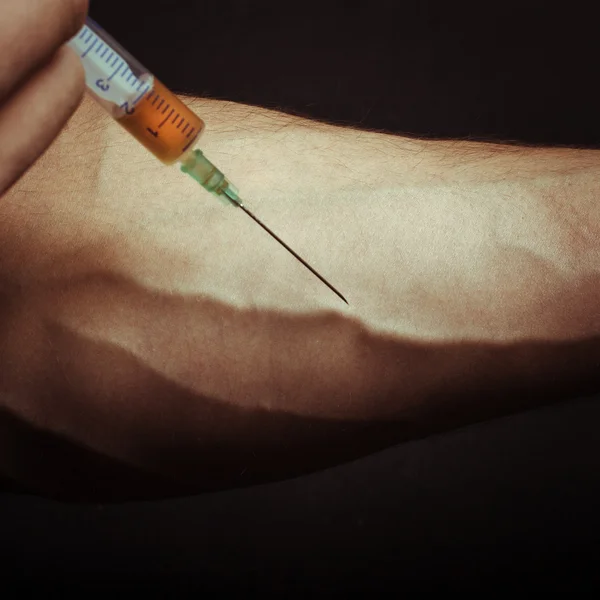 Hand med heroin spruta. närbild Foto. — Stockfoto