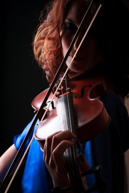 keman çalan kemancı müzisyen. siyah kadın klasik müzik aleti çalar