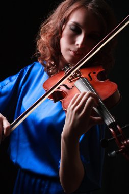 keman çalan kemancı müzisyen. siyah kadın klasik müzik aleti çalar
