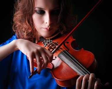 keman çalan kemancı müzisyen. siyah kadın klasik müzik aleti çalar