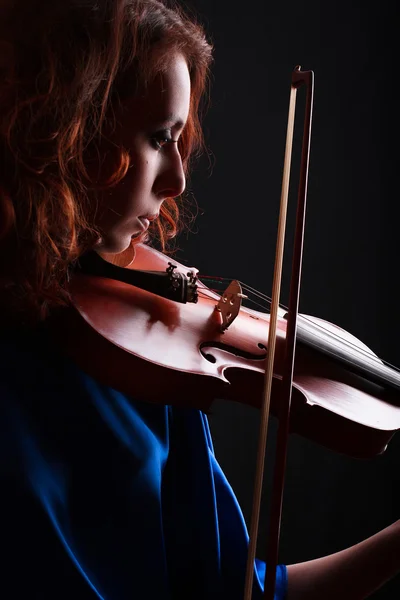 Viool spelen violist muzikant. vrouw klassieke muziekinstrument speler op zwart — Stockfoto