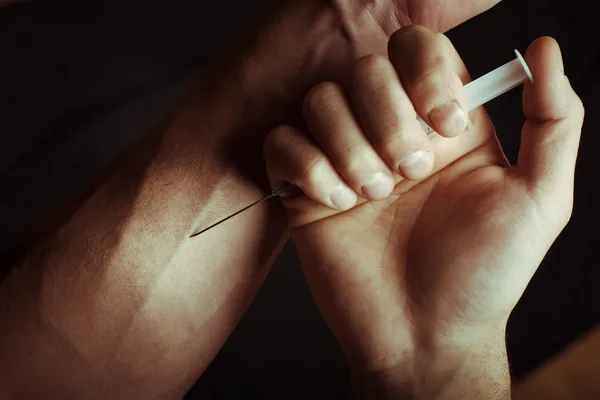 eroin şırınga ile el. yakın çekim fotoğraf.