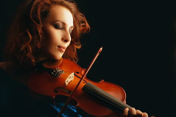 Schöne Geigerin, die Geige spielt — Stockfoto