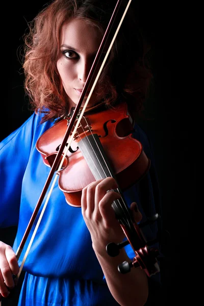 Geige spielender Geiger. Frau klassisches Musikinstrument auf schwarz — Stockfoto