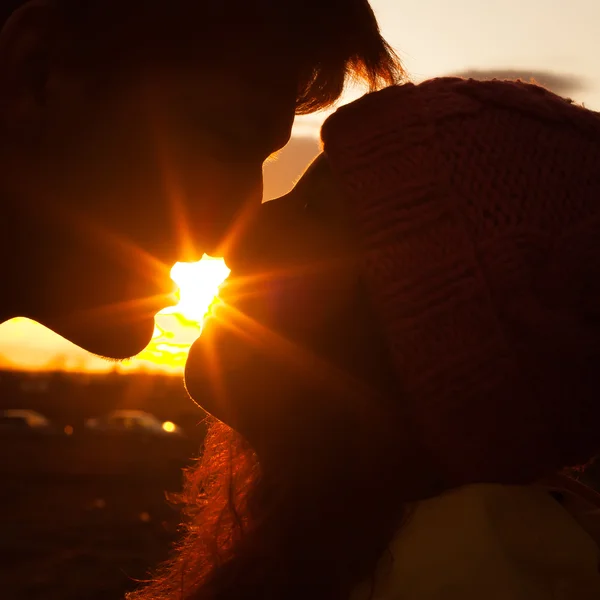 Silhouette of young man and woman in love — Stock Photo, Image