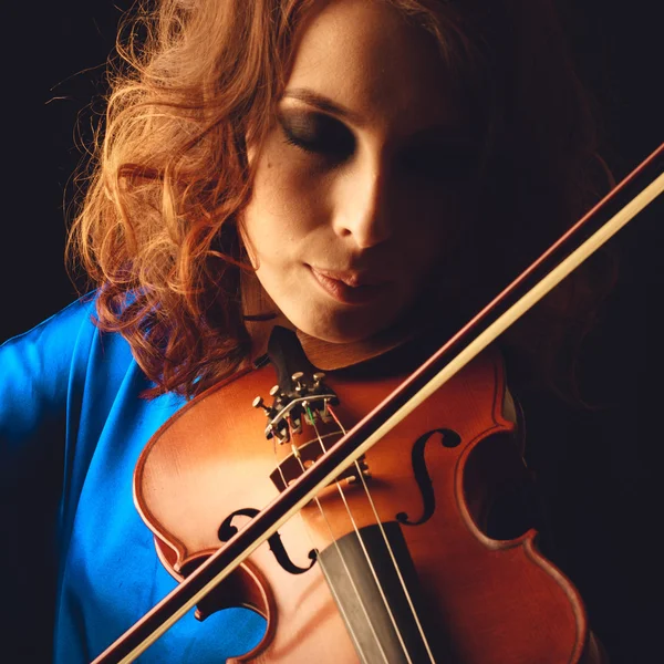 Violín tocando música violinista. Mujer clásica instrumentista musical en negro —  Fotos de Stock