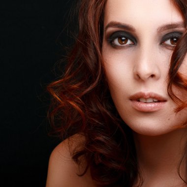 Kızıl saçlı güzel seksi kadın